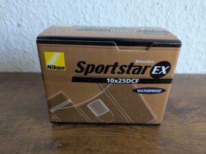 Verpackung des Nikon Sportstar EX 10x25 DCF Fernglas von hinten