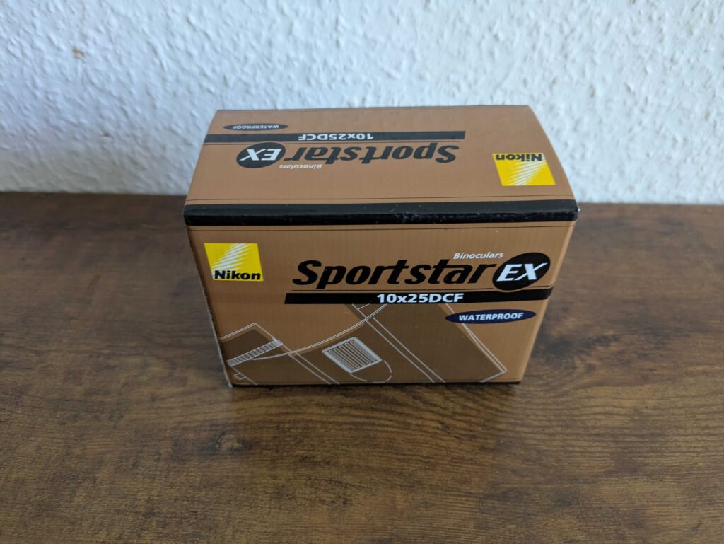 Verpackung des Nikon Sportstar EX 10x25 DCF Fernglas von vorne