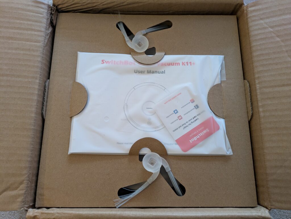 Verpackung des SwitchBot K11+ Staubsauger-Roboters geöffnet