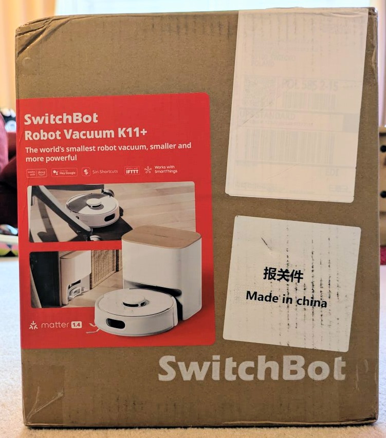 Verpackung des SwitchBot K11+ Staubsauger-Roboters von vorne