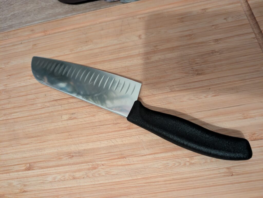 Victorinox Swiss Classic Küchenmesser auf Schneidebrett