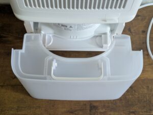 Wassertank des Bosch Dry 4000 Luftentfeuchters von oben
