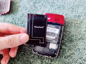 Easyfone Prime-A1 Pro Seniorenhandy Akku einlegen