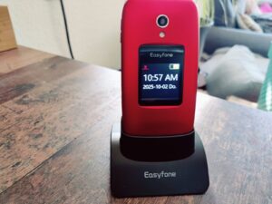 Easyfone Prime-A1 Pro Seniorenhandy in der Ladestation