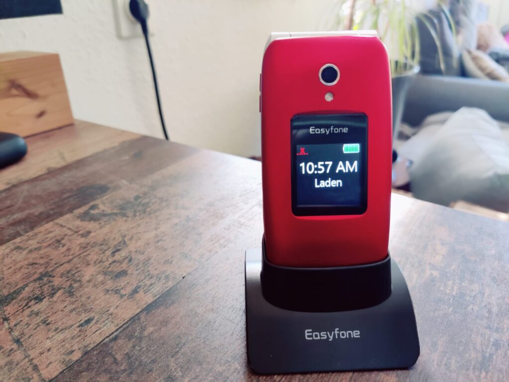 Easyfone Prime-A1 Pro Seniorenhandy Ladevorgang in der Ladestation