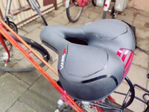 Youngdo City Fahrradsattel montiert Seitenansicht