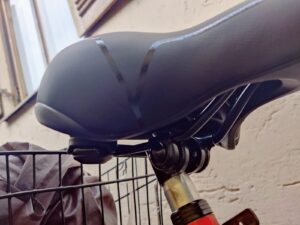 Youngdo City Fahrradsattel an Sattelstütze montiert