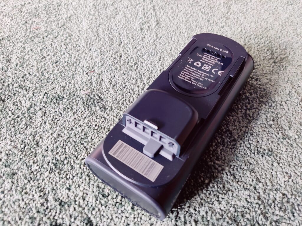 AEG 6000 AP61CB21DB Akku-Staubsauger Akku von hinten