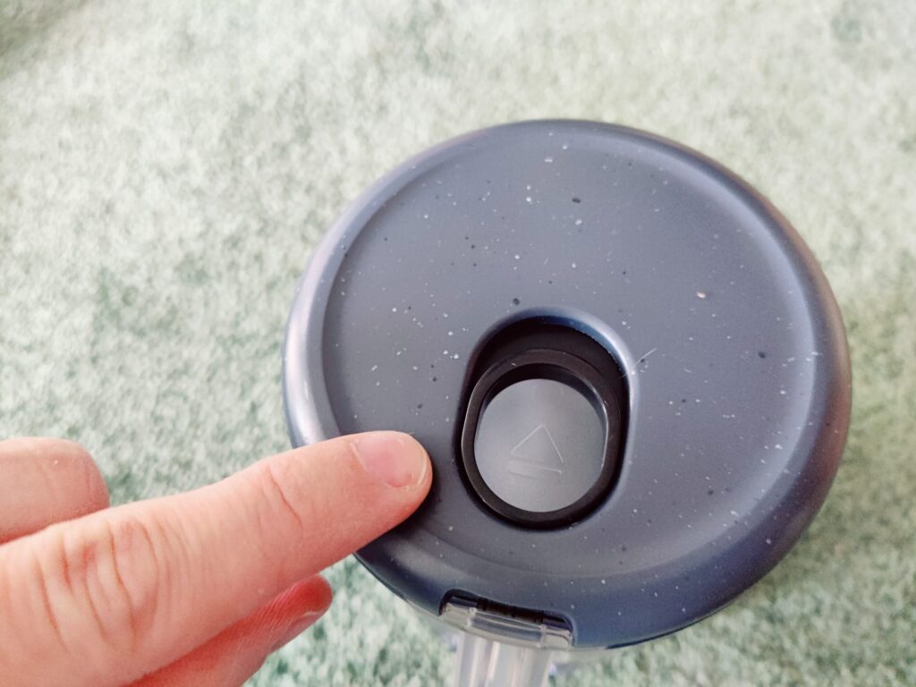 AEG 6000 AP61CB21DB Akku-Staubsauger Staubbehälter öffnen