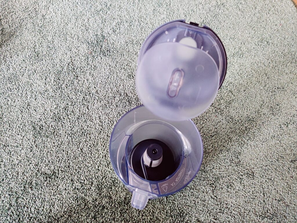 AEG 6000 AP61CB21DB Akku-Staubsauger Staubbehälter geöffnet