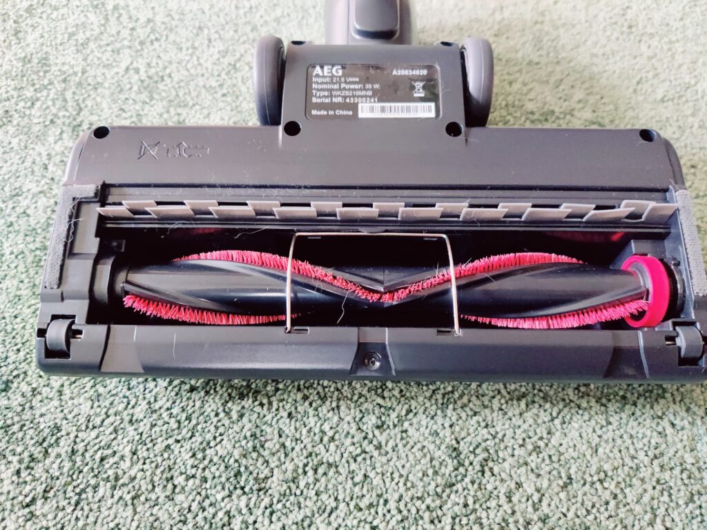 AEG 6000 AP61CB21DB Akku-Staubsauger Bodenbürste von unten