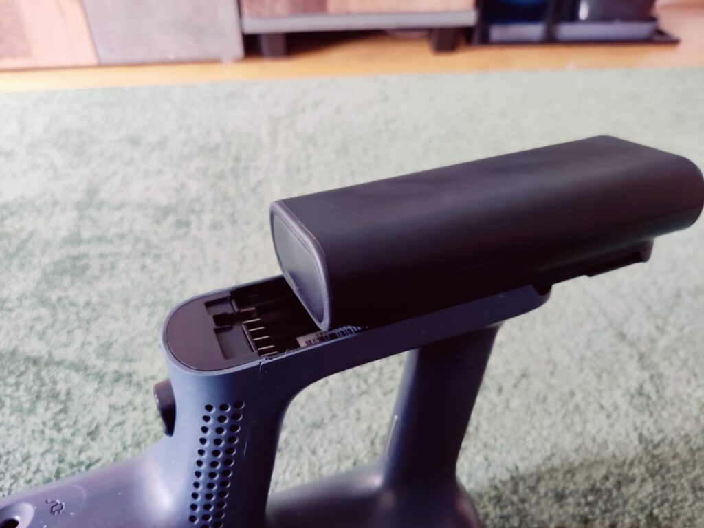 AEG 6000 AP61CB21DB Akku-Staubsauger Akku einbauen