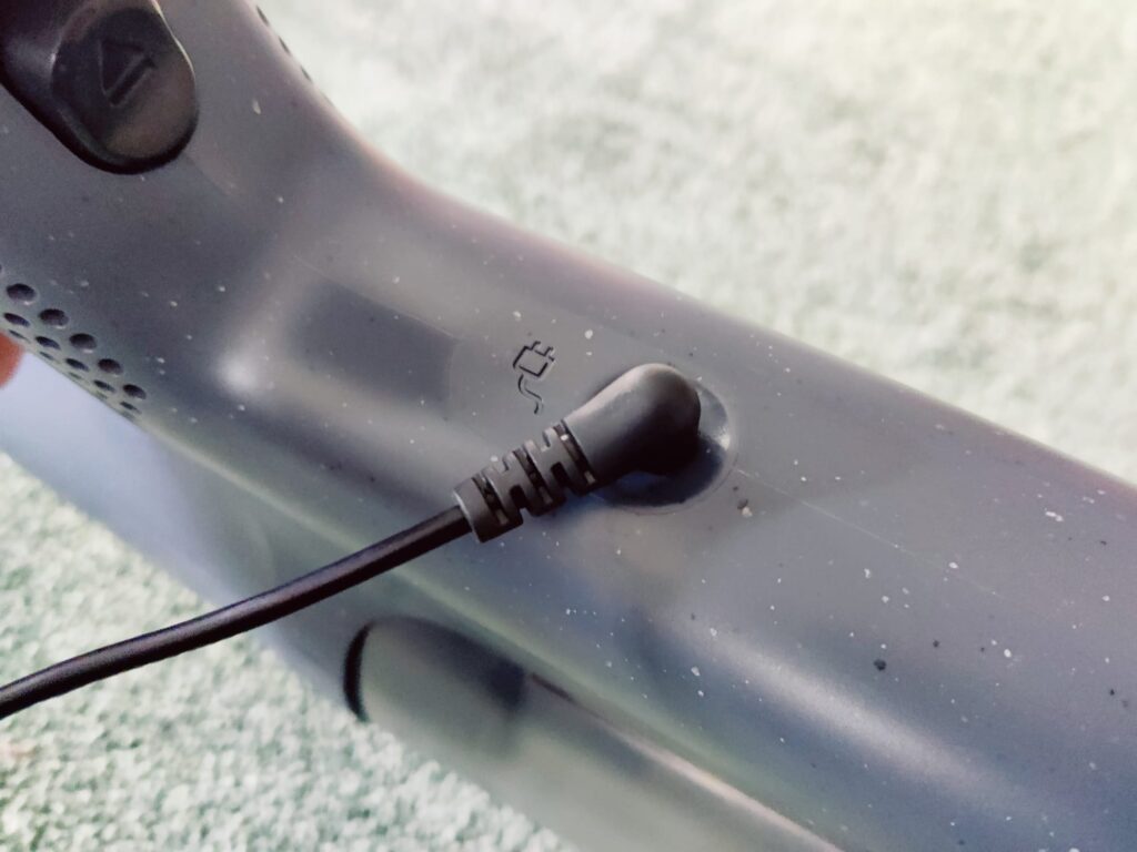 AEG 6000 AP61CB21DB Akku-Staubsauger Ladekabel angeschlossen