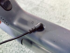 AEG 6000 AP61CB21DB Akku-Staubsauger Ladekabel angeschlossen