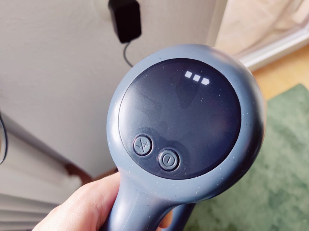 AEG 6000 AP61CB21DB Akku-Staubsauger beim Aufladen