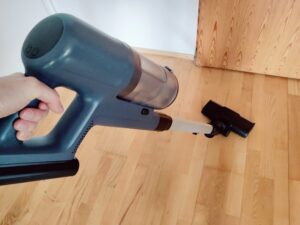 AEG 6000 AP61CB21DB Akku-Staubsauger auf Hartboden