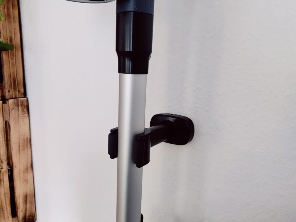 AEG 6000 AP61CB21DB Akku-Staubsauger an Wand montiert