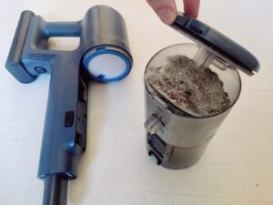 AEG 6000 AP61CB21DB Akku-Staubsauger mit vollem Schmutzbehälter