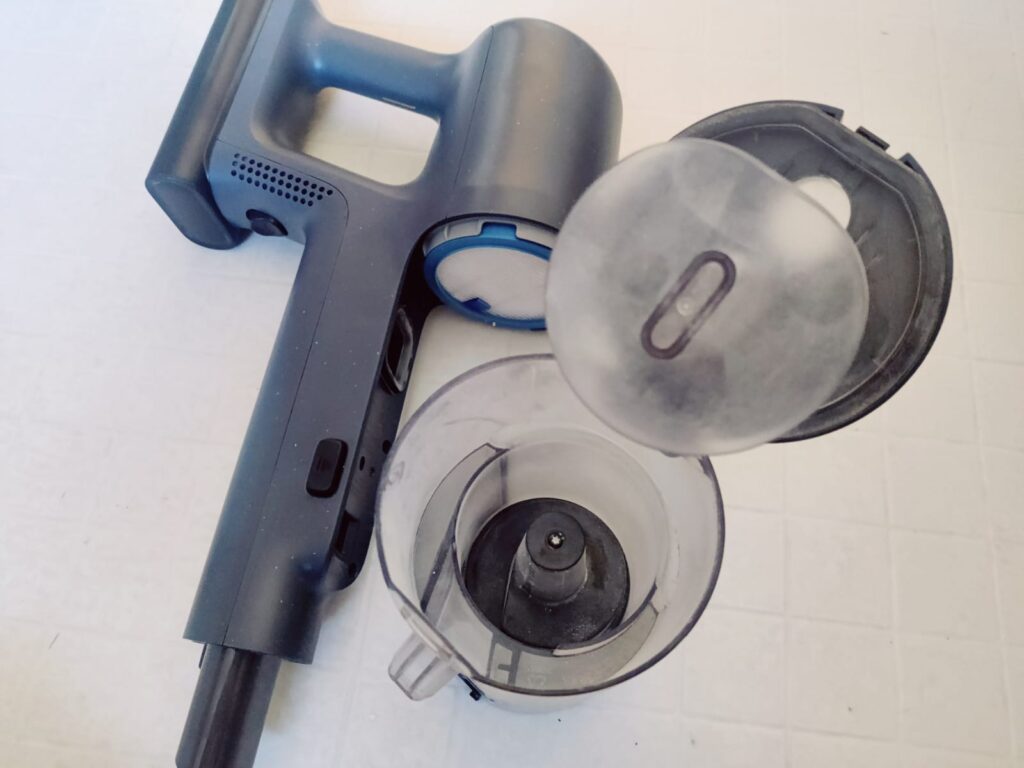 AEG 6000 AP61CB21DB Akku-Staubsauger mit entleertem Staubbehälter