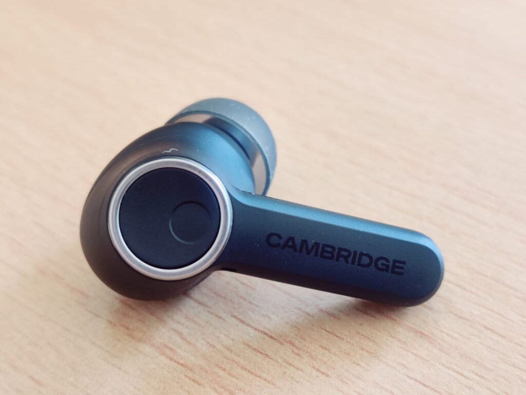 Cambridge Audio Melomania A100 In-Ear-Kopfhörer Schriftzug auf Ohrhörer