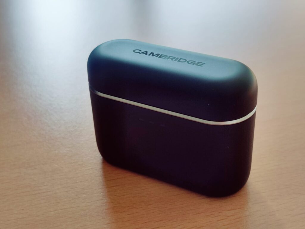 Cambridge Audio Melomania A100 In-Ear-Kopfhörer Ladecase mit Schriftzug