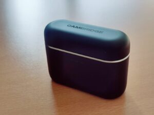 Cambridge Audio Melomania A100 In-Ear-Kopfhörer Ladecase mit Schriftzug