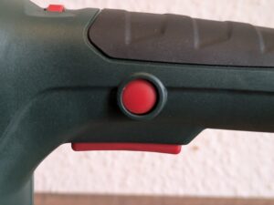 Abzug des Metabo SXE 3125 Exzenterschleifer betätigt