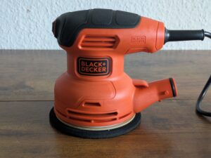 Black Decker BEW210 Exzenterschleifer von der Seite