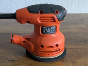 Black Decker BEW210 Exzenterschleifer von rechts