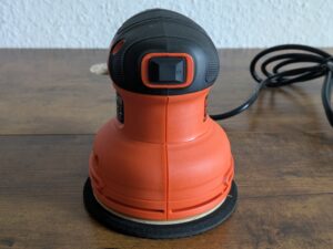 Black Decker BEW210 Exzenterschleifer von vorne