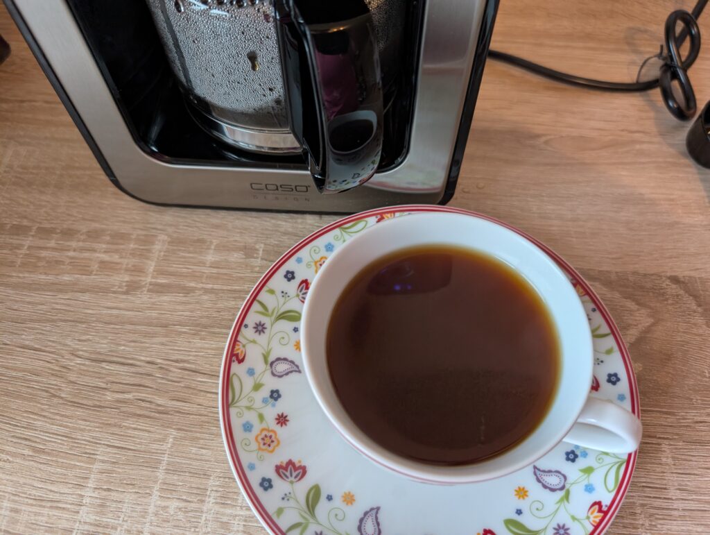 CASO Coffee Compact electronic Kaffeemaschine mit Mahlwerk Kaffee in Tasse