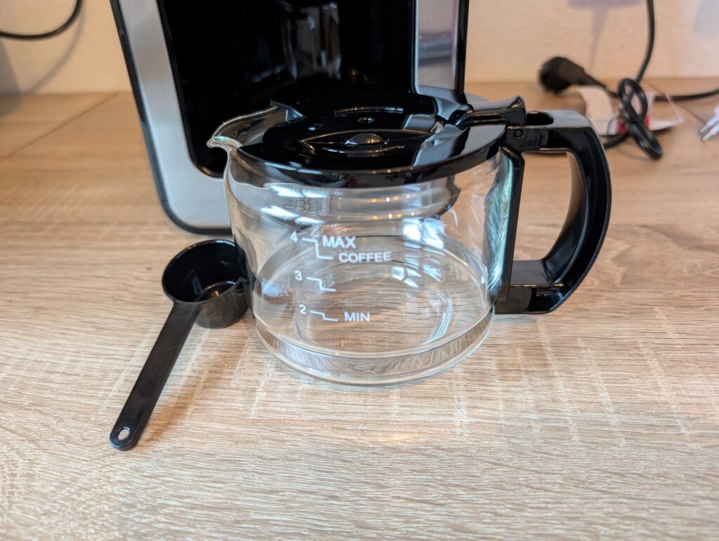 CASO Coffee Compact electronic Kaffeemaschine mit Mahlwerk Kanne und Löffel