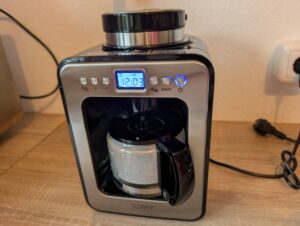 CASO Coffee Compact electronic Kaffeemaschine mit Mahlwerk in Betrieb