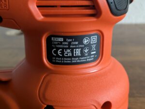 Datenlabel des Black Decker BEW210 Exzenterschleifers