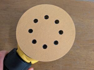 Dewalt DWE6423 QS Exzenterschleifer mit Schleifscheibe