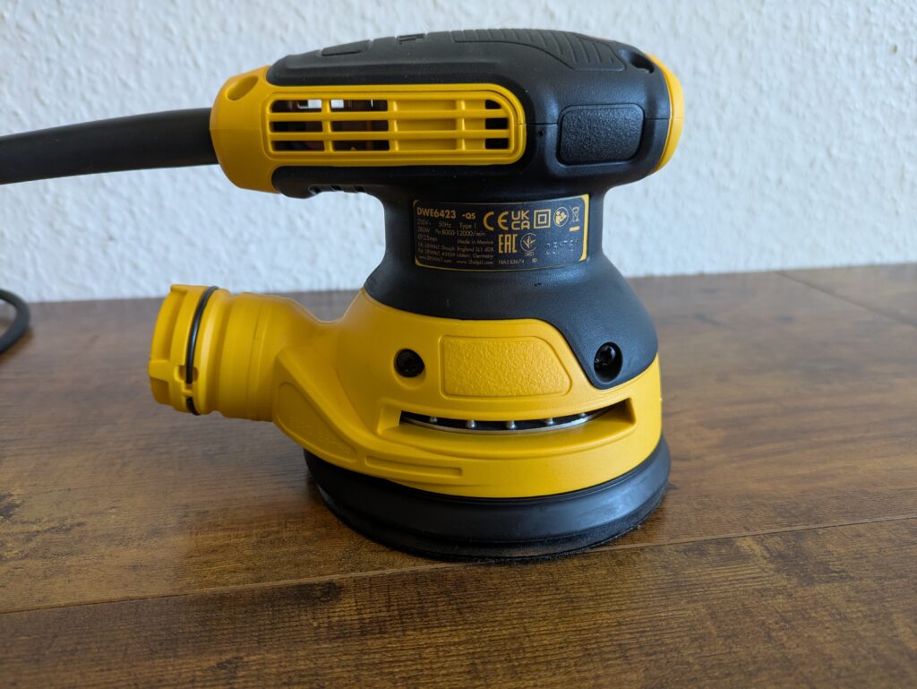 Dewalt DWE6423 QS Exzenterschleifer von der Seite