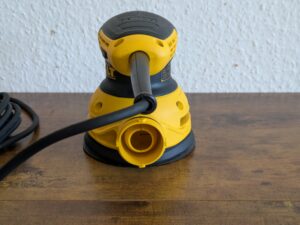 Dewalt DWE6423 QS Exzenterschleifer von hinten