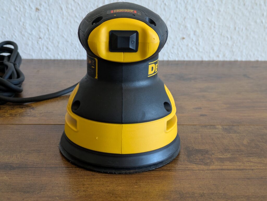 Dewalt DWE6423 QS Exzenterschleifer von vorne