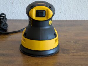 Dewalt DWE6423 QS Exzenterschleifer von vorne