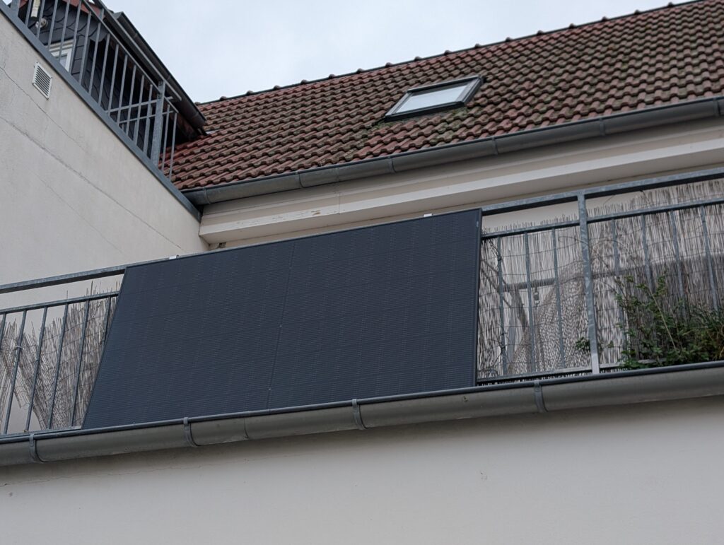 Kleines Kraftwerk Balkonkraftwerk montiert