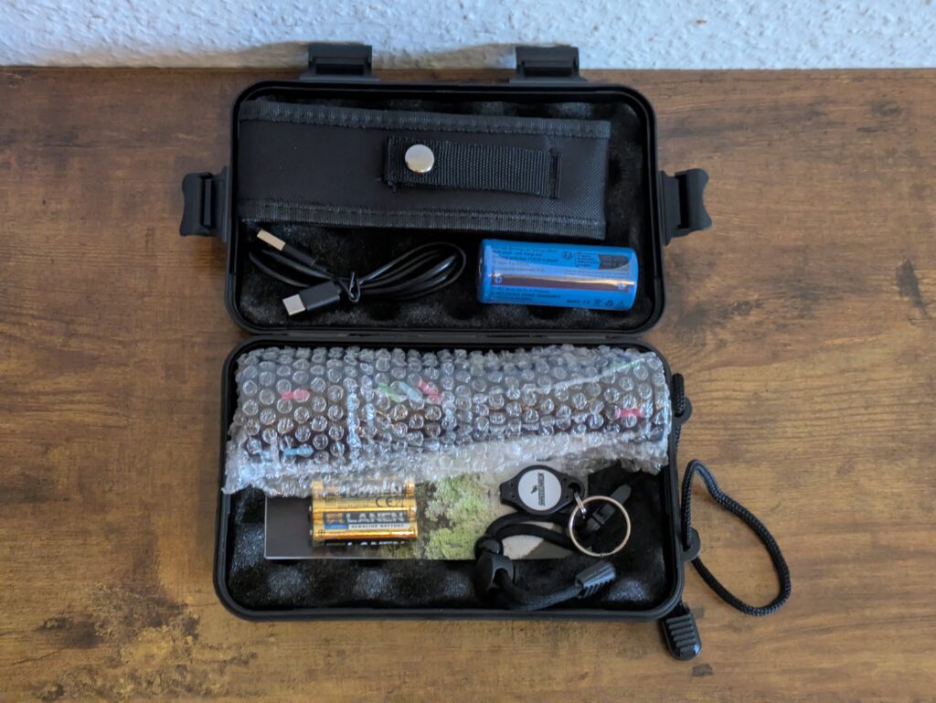 Koffer der Shadowhawk S1007 Taschenlampe geöffnet