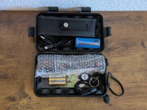 Koffer der Shadowhawk S1007 Taschenlampe geöffnet