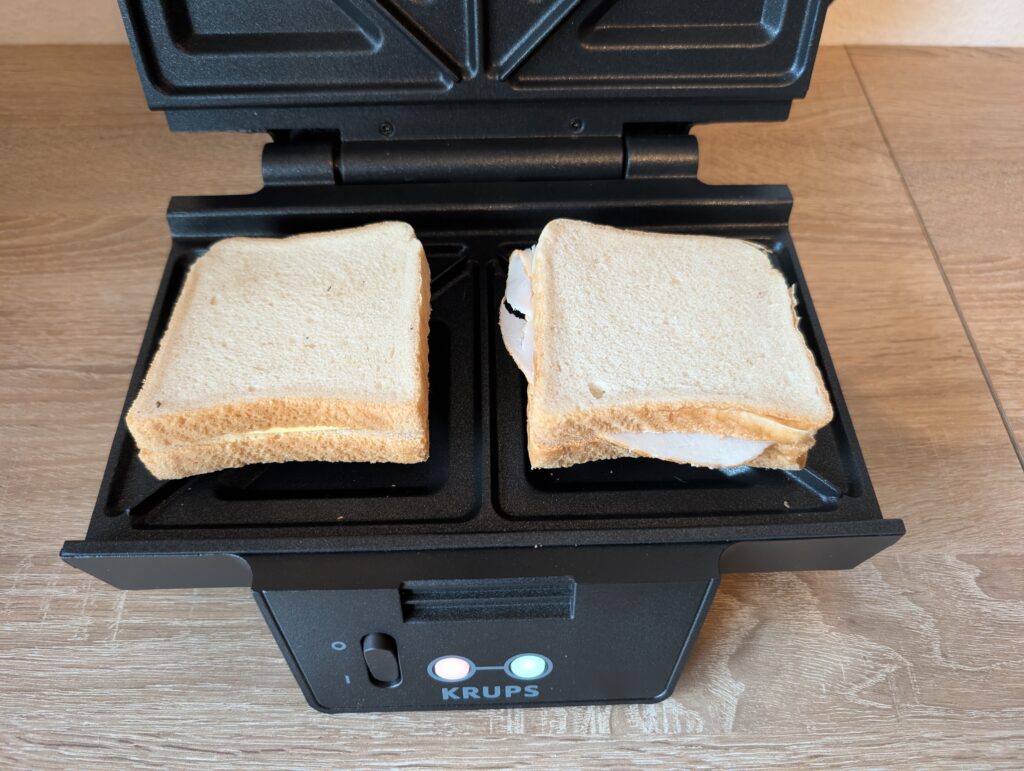 Krups FDK451 Sandwichmaker Toast eingelegt