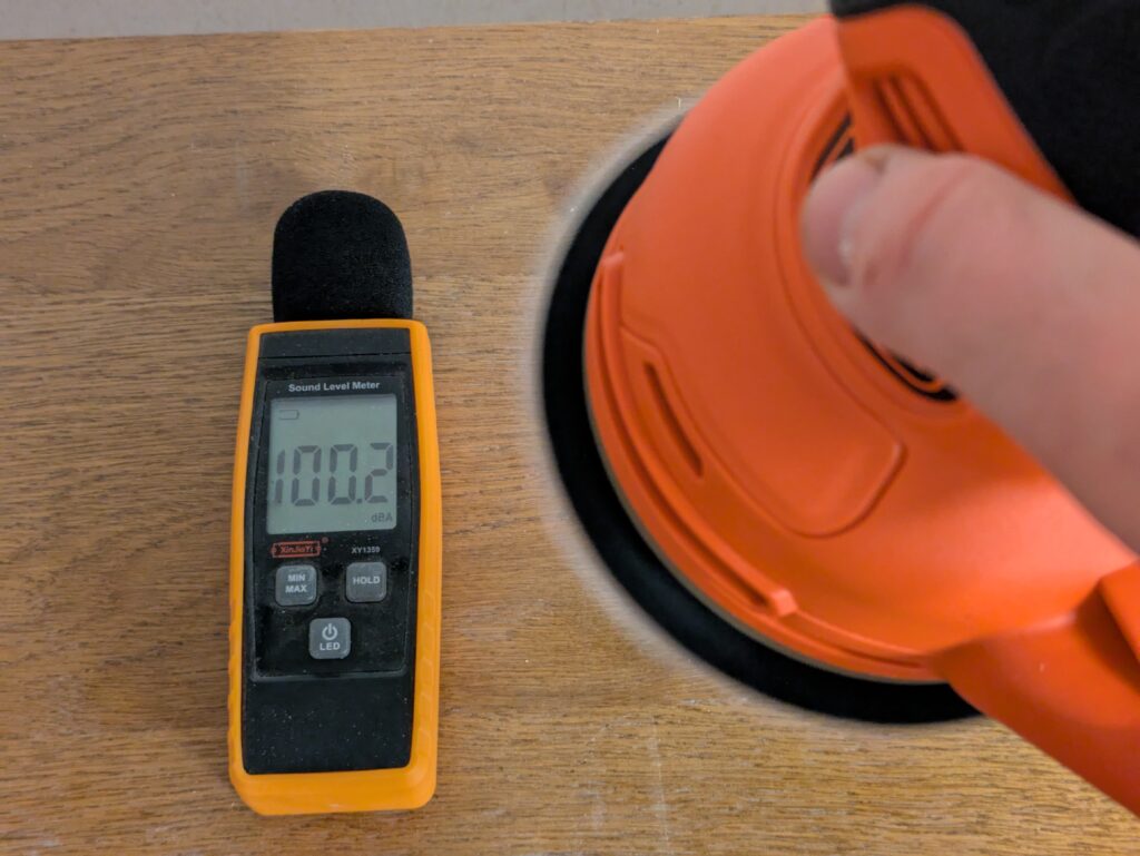 Lautstärke des Black Decker BEW210 Exzenterschleifers