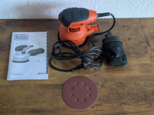 Lieferumfang des Black Decker BEW210 Exzenterschleifers