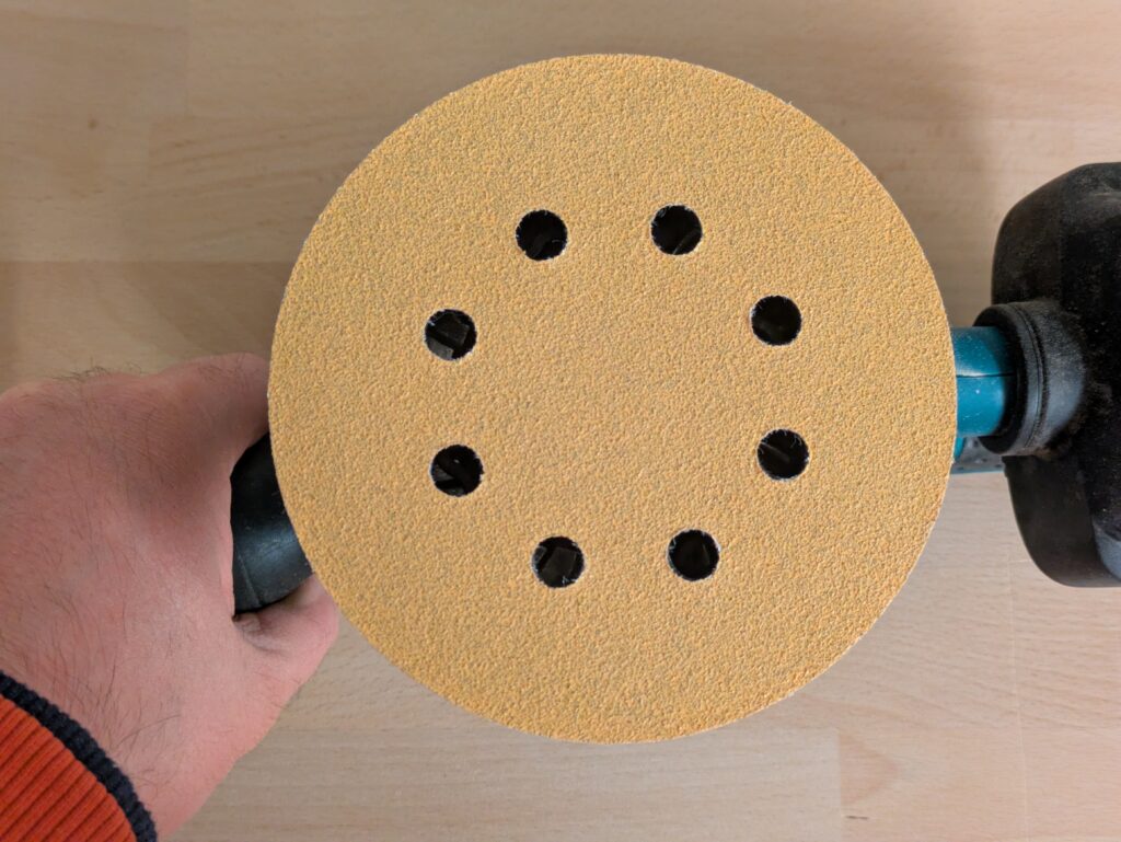 Makita BO5041 Exzenterschleifer mit Schleifpapier