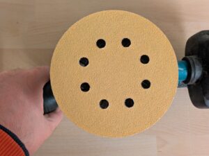 Makita BO5041 Exzenterschleifer mit Schleifpapier