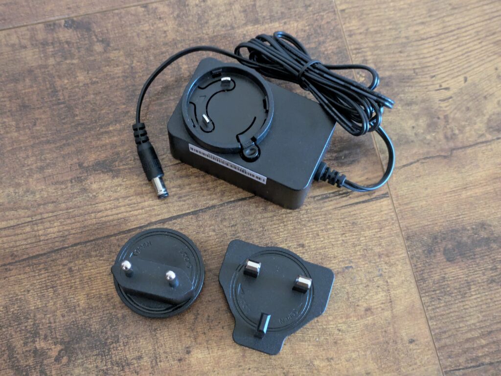 Netzstecker des ASUS TUF Gaming BE3600 Routers