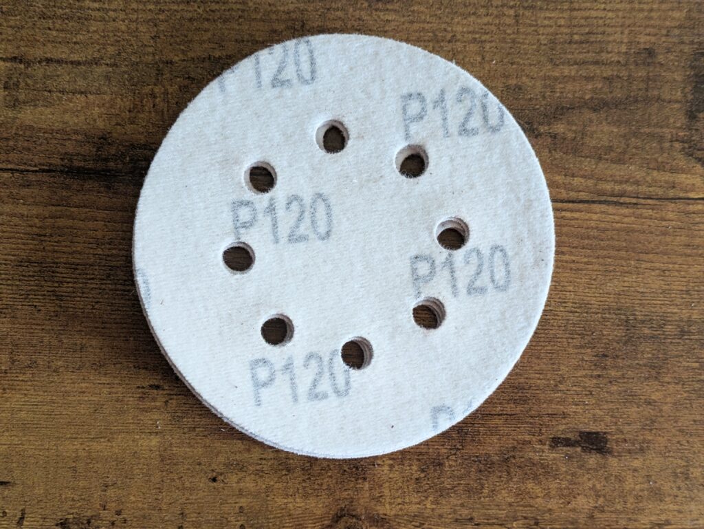 P120-Schleifscheibe des WORKPRO W125262 Exzenterschleifers von unten