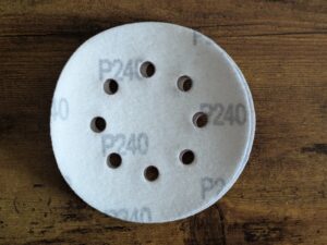 P240-Schleifscheibe des WORKPRO W125262 Exzenterschleifers von unten